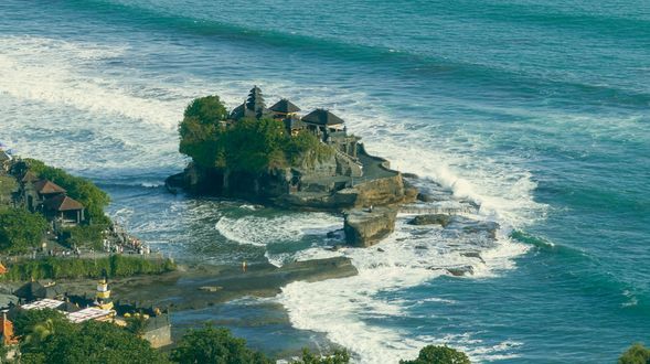 📍海神廟
建於海上礁岩之上,潮起潮落間,彷彿與天地對話的孤島神祇。夕陽灑落之時,是巴厘島最令人屏息的一幕