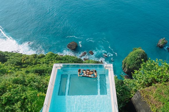 📍oneeighty Dayclub懸崖無邊際酒吧
一杯調酒、一池懸崖泳池、無盡海天交界。站在透明泳池上,像是走在世界的邊緣,美到讓人不想回現實。