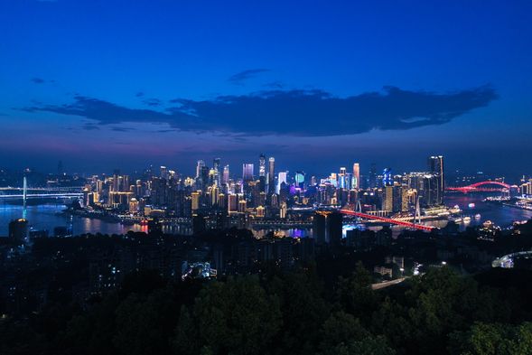 🌃 重慶・南山一棵樹|俯瞰整座山城的璀璨夜景
登上南山觀景台,將重慶最迷人的夜色一次收進眼底。🌃✨