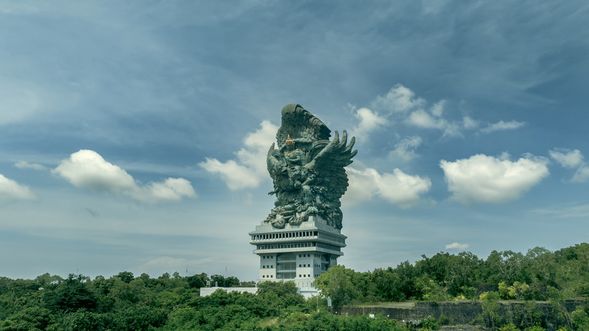 神鷹文化廣場
巨大神鷹雕像昂然聳立,是守護這座島嶼的象徵。在文化與藝術交織的廣場中,感受印尼精神的壯闊與尊崇。