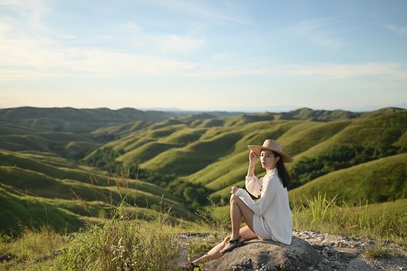 Ledongara Hills
這片遼闊草原丘陵是西松巴最具代表性的景觀之一,起伏的丘陵與遠方海岸形成壯麗畫面