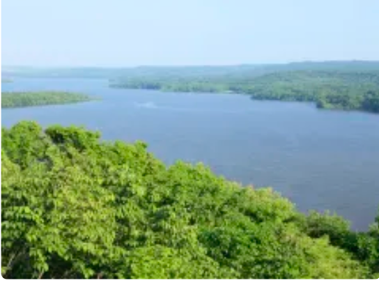 塘路湖 (約30分)
釧路湿原国立公園内最大の湖で冬は御神渡りが見られ、一面に張った氷上で行うワカサギ釣りが人気を呼んでおり、氷上に立つカラフルなテントや氷に開けられた穴が、冬の風物詩となっています。夏は一変、釧路川へのカヌーツーリングの出発点となります。