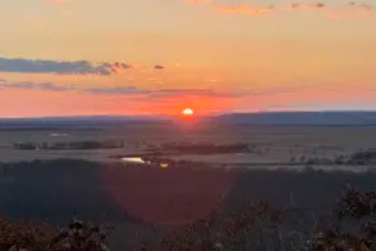 細岡展望台 (約30分)
果てしなく広がる釧路湿原の雄大なスケールを一望!別名「大観望」とも呼ばれ、いくつかの釧路湿原を見渡せる展望台の中でも最もポピュラーな展望台です。天候に恵まれれば、北に雌阿寒岳や雄阿寒岳を望め、夕日の名所としても知られています。