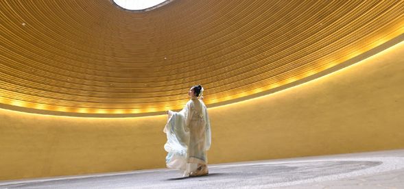 天光大廳是臺灣客家茶文化館最熱門的拍照景點之一。口小肚大的設計,有人說是客家人保存食物的大洞,有人說是採茶的茶甕,還有人說是客家老舊建築的樣貌。