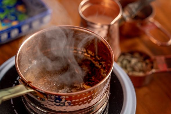 還有茶人為您烹製鍋煮奶茶