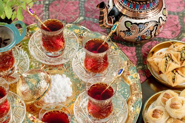 精緻土耳其玻璃杯組,細品茶師特沏紅茶,金亮糖罐雪白糖粒,華麗的視覺饗宴。