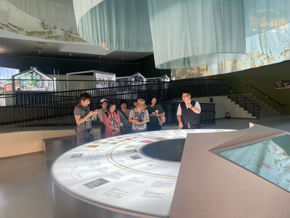 11:00-12:00 參加展廳導覽,談茶的歷史與客家文化故事。