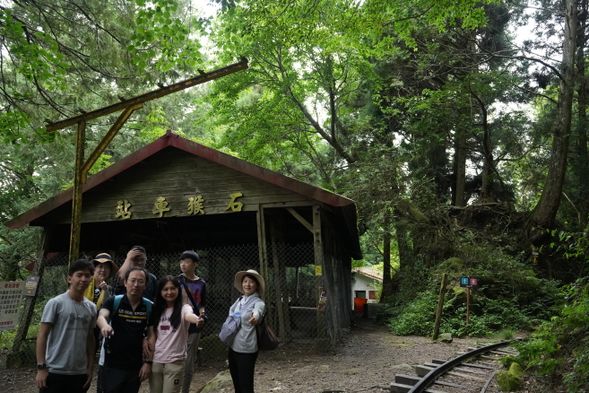終於抵達石猴車站,心中湧起一股難以言喻的成就感。沿途的挑戰、步伐的堅持,彷彿都在此刻化為滿溢的喜悅。站在這座沉靜的廢棄車站前,看著斑駁的鐵軌與歲月雕刻的木構,感受歷史的低語,彷彿能聽見昔日列車駛過的迴響。
微風輕拂,帶走疲憊,卻留下深刻的記憶——這不只是健行的終點,更是一場與自然、與過往時光交會的旅程。看著四周幽靜的山林,深吸一口氣,讓滿滿的感動沉澱於心,這一刻,才是真正的抵達。