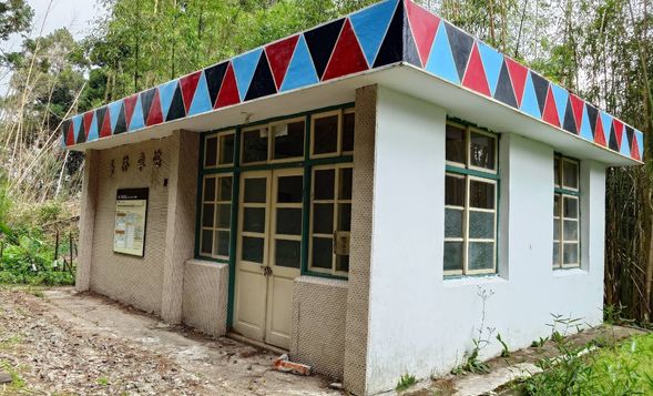 站在多林百年車站前,彷彿踏入時光流轉的片刻。木造站房承載著歲月的痕跡,斑駁的牆面與舊式月台,低語著過往鐵道的輝煌。微風拂過,帶來濕潤的森林氣息,與偶爾響起的鳥鳴交織成一首寧靜的詩篇。這裡沒有喧囂的列車轟鳴,只有歷史沉澱出的靜謐,讓人駐足,細細品味這座遺落在深山中的鐵道記憶。