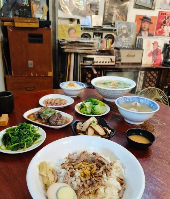 蔡記鴨肉飯,入口的瞬間,濃厚的鴨肉香氣在唇齒間蔓延,肉質鮮嫩且多汁,帶著淡淡煙燻的風味,每一口都充滿層次。米飯吸收了鴨油的精華,粒粒分明又滑順,每一口都能感受到醬汁的微微甘甜與鹹香交融,令人欲罷不能。再搭配一碗暖心的湯品,溫潤的口感讓整頓餐食更加圓滿,猶如家的味道,令人回味無窮。