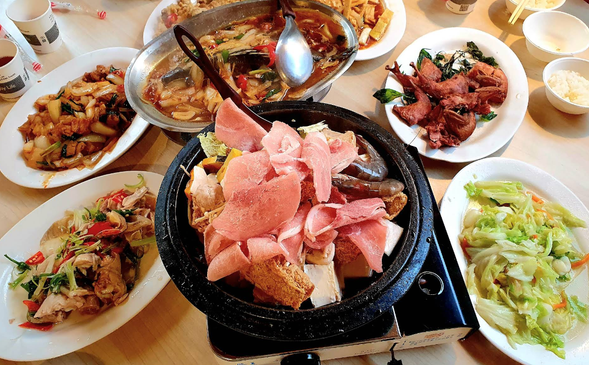 完成眠月線的探索,身體疲憊卻心滿意足。一路的挑戰、步步的堅持,終於化作值得回味的回憶。雙腿微微發酸,衣服沾染汗水與塵土,但這些都是這場旅程最真實的印記。
此刻,坐在餐桌前,看著熱騰騰的料理端上,香氣撲鼻,胃口瞬間被激發。筷子剛夾起第一口,暖意便迅速在身體裡蔓延,彷彿所有的疲憊在這瞬間都被療癒。這一餐,不僅是對辛苦的犒賞,更像是旅程的延伸——從山林間的探索,到食材的溫潤,都是屬於這次旅程的美好篇章。