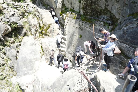 站在眠月線崩塌處的入口,內心既忐忑又興奮。前方的路不再是平穩的軌跡,而是一段充滿挑戰與未知的旅程。腳步踏上鬆動的石塊,感受到地形的變化,每一步都需要謹慎與專注,但這正是探索的魅力所在。
抬頭望向蜿蜒消失在山霧中的鐵道,彷彿聽見它低語著過往的故事。遺落的枕木與斷裂的路徑,讓人感受到大自然的力量,也提醒著旅人,這不只是健行,更是一場與時間和土地對話的旅程。空氣中瀰漫著濕潤的森林氣息,微風輕拂,帶來遠方樹梢的搖曳聲,讓人深深沉浸於這片寧靜卻充滿動感的環境。
一步一步向前,內心的期待逐漸取代不安,旅程才剛開始,而探索的故事,也正準備寫下新的篇章。