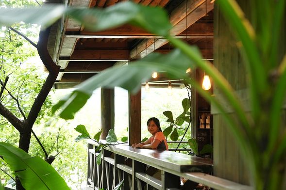 在HANA廚房,鄒族料理的風味充滿土地的溫度,每一道菜彷彿述說著部落的故事。炭火慢慢燒紅,烤肉香氣四溢,微微焦脆的外皮包裹著鮮嫩的肉質,嚐上一口,煙燻與醃製的風味在舌尖交融,濃郁而純粹。野菜的清新搭配手工醃漬的佐料,帶來獨特的口感層次,鹹香與甘甜彼此平衡,讓味蕾感受深山的韻味。
一碗熱騰騰的湯緩緩入口,山林的氣息在其中蕩漾,清爽而深厚,如同鄒族文化的底蘊般溫潤。這頓飯不只是飽足,更是一場與這片土地深刻連結的體驗,讓人感受自然、文化與美食交融出的獨特風情。