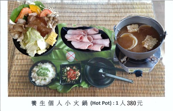 養生鍋,溫潤滋補,入口即能感受到食材的純粹與湯頭的醇厚。以天然熬煮的高湯為基底,濃郁卻不膩,伴隨著淡淡中藥香氣,每一口都暖入心扉。新鮮蔬菜、菇類與優質肉品在鍋中交融,吸收湯汁的精華,口感鮮甜且富含層次。細細品嚐,不僅是味蕾的享受,更是身心的放鬆,彷彿大自然的能量悄然流入體內,帶來純粹的滋養與滿足。