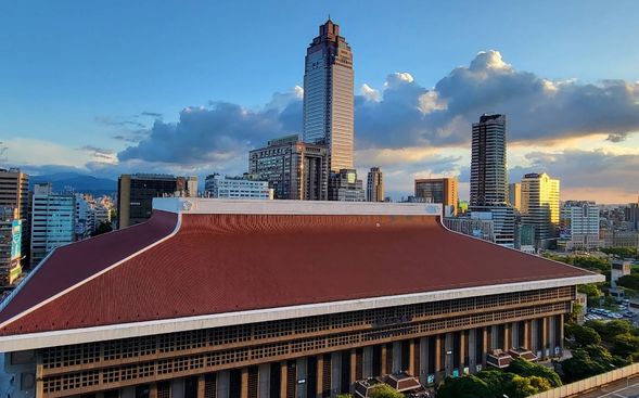 踏上回程的座車,回望眠月線的山巒與綿延的鐵道,心中湧起滿滿的回憶與不捨。這趟旅程不只是步伐的挑戰,更是一場與自然深度對話的探索。泥土的氣息、雲霧的輕拂,還有沿途的每一段遺跡,都像是低語著過去的故事,讓人流連。
身體雖然疲憊,但心靈卻充滿滿足。閉上眼睛,仍能感受到步道上的微風與森林的呼吸,那些瞬間已深深烙印在記憶中。回到台北,城市的燈火將再次迎接旅人的腳步,但眠月線的壯麗與靜謐,將永遠留存在心底,成為未來某一天再次啟程的理由。