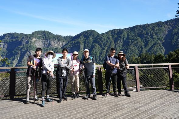 站在眠月線景觀台遠望,一股壯闊與神秘交織的感受湧上心頭。眼前的山林如畫,層層疊疊的綠意在雲霧間忽隱忽現,彷彿大地輕聲吐息,時而飄渺,時而清晰。廢棄的鐵道延伸向遠方,彎曲著消失在森林深處,像是一段未完的故事,讓人不禁想像昔日的繁華與今日的寂靜。
微風拂過,帶來木質的清香與泥土的濕潤氣息,空氣中瀰漫著寧靜的氛圍。這裡不是喧囂的景點,而是一處讓人沉澱心靈、與自然對話的所在。眼睛看的是遺落的軌道,心卻感受著時光流轉的溫柔,彷彿這片景色正低語著過去的記憶與未來的期待