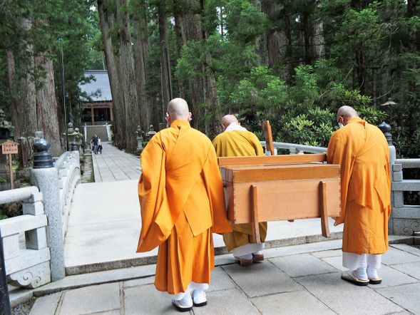 09:45 AM | Part 1: Spiritual Journey through Okunoin Meet at the Nakanohashi parking area. We begin in Japan's most sacred cemetery, where your guide reveals hidden legends among the 200,000 monuments. We will witness the "Shojin-ku," the 1,200-year-old ritual of offering meals to Kobo Daishi.