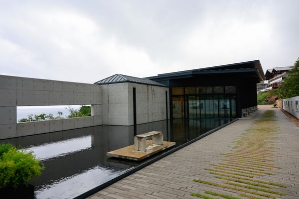 10:00 江賢二藝術園區|藝術裡的海
融合自然、藝術與建築的山海藝術園區,感受藝術家如何將海洋化作創作語言。