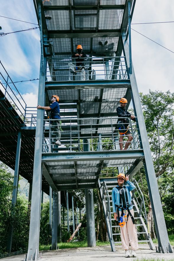 接駁移動 至 山頂滑索體驗場域
