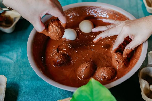 利用台東在地紅土與太平洋鹹水製作鹹雞蛋