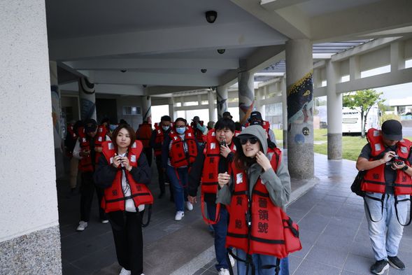 09:45 – 10:00 安全宣導、穿著救生衣、配戴導覽機