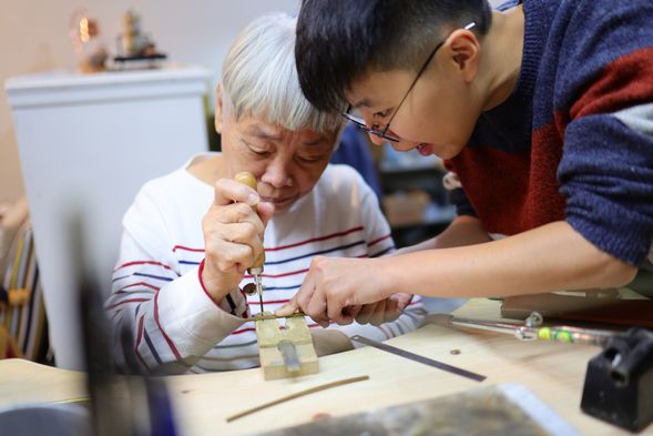 (3) 待金屬成型後,套量手圍,裁切銀條或黃銅至需要長度。