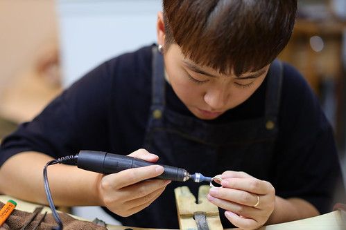 (5) 拋光打磨,敲字記號,撞擊硬光。