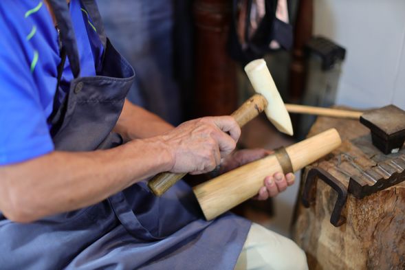 (4) 敲擊紋路或印記,敲打合圍,酸洗挫修粗胚。