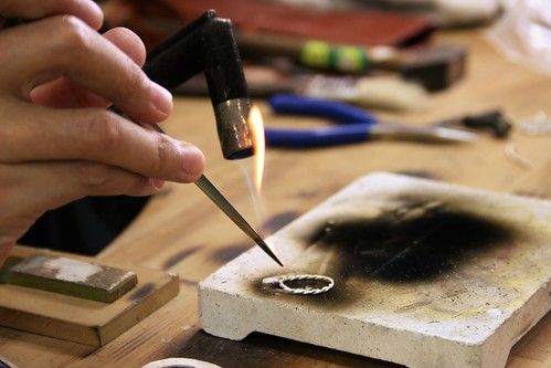 (4) 緞打成型,修密接合戒圍,清洗挫修戒指粗胚。