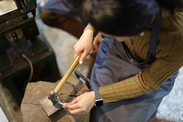 (2) 敲打金屬,體驗金屬的柔軟度,輾壓變形,體驗其延展性。退火:讓其再柔軟