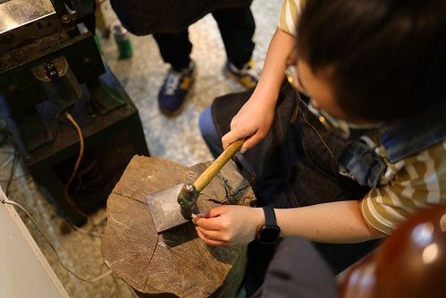 (2) 敲打金屬,體驗金屬的柔軟度,輾壓變形,體驗其延展性。