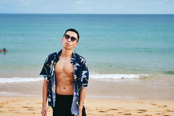 男同志領隊「尼克寶貝」
24歲開始在旅行社走跳,帶領的團體幾乎踏足全歐洲。幽默風趣、細心謹慎,帶團深受好評。西班牙語文學碩士畢業,西班牙語流暢,西班牙就好比他的第二個故鄉。對於西班牙的喜愛,讓他幾乎每年都會在前往西班牙休假一陣子。