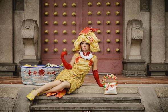 漢娜 Hannah Monina
畢業於倫敦大學金匠學院表演創作碩士及國立臺灣藝術大學戲劇學系,自2014年以來活躍於劇場與藝文領域。
她的創作範圍從話劇擴展至行為藝術、聲響、視覺藝術與實驗劇場,並於2019年創造變裝皇后角色 漢娜,開始進行變裝表演工作。漢娜 透過變裝探索生命與文化現象的連結,並在工藝與表演中實踐心、手、腦合一的藝術勞動。