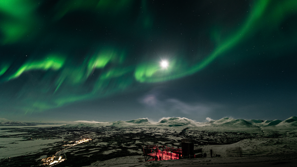 極光天空站用晚餐