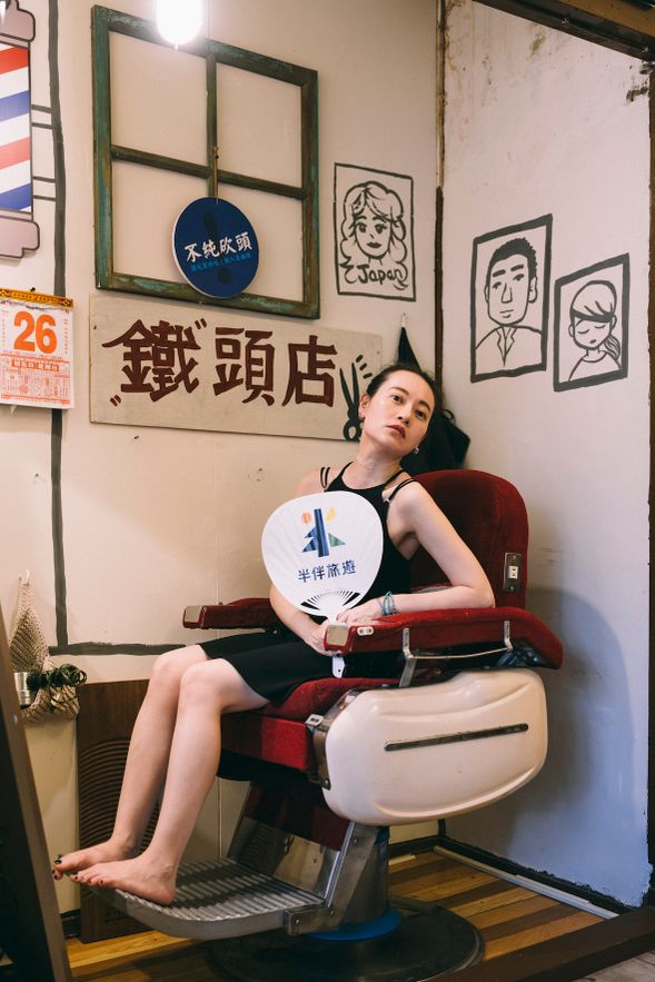 女同志領隊「領隊小姐」
在機場集合時,每每成為焦點,放眼望去最美麗的領隊,其他團體領隊望塵莫及,帶團足跡遍佈歐亞非三洲,獨特的風格讓客人回團後都成為死忠粉絲。