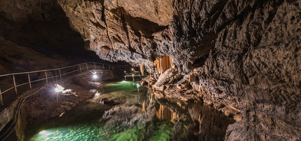 德曼諾夫自由洞穴