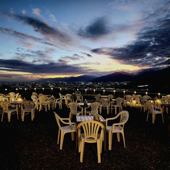 20:30-21:30 星星部落景觀咖啡,一望無際遼闊的視野X無敵台東夜景,美食調飲,渡假感滿滿的台東秘境。