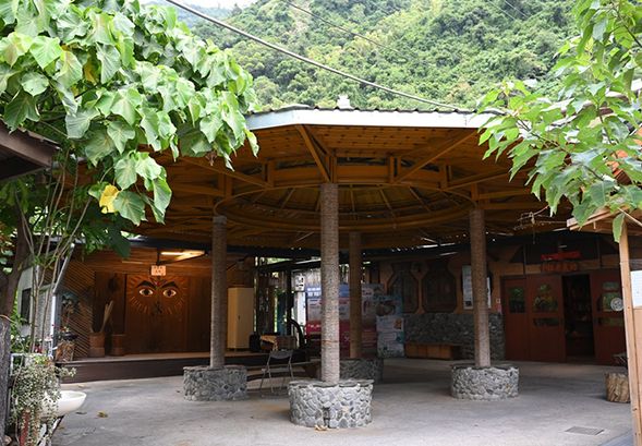 【行程時刻表】
10:50 集合 | 嘉蘭遊客中心
11:00 入村祈福儀式
11:30 部落走讀巡禮
12:30 午餐 | 伴山邀工坊
13:30 卜拉米農坊文化體驗
14:30 嘉蘭溫泉公園
15:00 賦歸