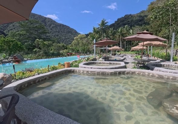 第二天DAY2
07:00 早餐
08:00 野外技能教學
11:00 午餐
13:00 拔營
14:00 泡湯
13:00 賦歸|黃金山谷