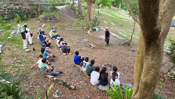 第二天
08:50獵人學校: 山林導覽、學習山林生活智慧
包含基地導覽與主題課程,透過射箭、照顧火或氣味課程等體驗,認識原住民族與山林共處的知識與生活技術
12:00牛肉宅藜麵 品嚐紅藜入菜的在地風味
安排在地食坊作為午餐,透過紅藜融入傳統麵食的方式,讓南迴地方作物與飲食文化延續到第二天的味覺記憶。
13:20華源海灣
在華源海灣停留片刻,,以最純粹的台東藍收下一段輕鬆的風景記憶。
14:40就藝會
:走進獵人學校經營場域,認識南島當代實踐
探訪由獵人學校經營的就藝會,從空間導覽與營運脈絡中,理解原住民族文化如何不只被保存,也透過教育、工藝、生活技術與文化傳承,在城市中持續被實踐。
15:35台東故事館導覽+自由參觀
旅程最後回到城市中的文化節點,以故事館導覽收束整段縱谷見聞,讓旅客把池上的米鄉記憶與鹿野的茶香風景,轉化為更完整的台東理解。
16:15專車返回飯店/火車站/機場