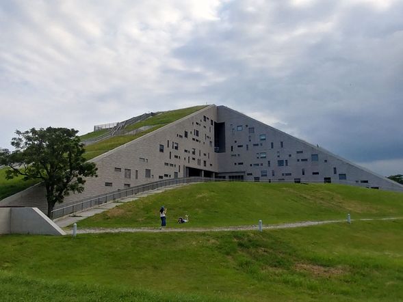 09:20-10:00 綠建築金字塔造型圖書館,搭配碧綠湖景,成為世界八大特色圖書館之一