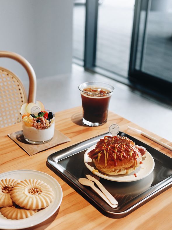 10:40-12:00 台東新地標台東縣立圖書館 #東岸絕美圖書館最新打卡點,自然透光的挑高書牆、山林與星光交織的親子閱讀天地,探索館,還有極具文青時尚的鷗咖啡總圖店咖啡館,提供咖啡、飲料及各式點心,讓大家除了閱讀還可輕鬆的品嚐美食(每人提供飲品+甜點一份)
如遇公休將安排台東在地極具好評咖啡店替代
在地聞名MESE COFFEE 草月咖啡替代