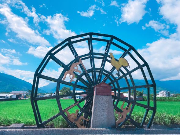 13:30-15:00 池上伯朗大道、天堂路,錦源洗衣亭,縱谷大地藝術作品觀賞,
( 不包含伯朗大道電動車費用 )