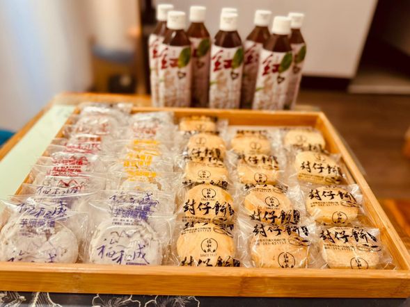 前往成功百年老店-福和成餅店,以封仔餅、手工麻糬、草仔粿廣為人知,純手工製作,保留上一代對品質的堅持。(贈送每人一顆麻糬)