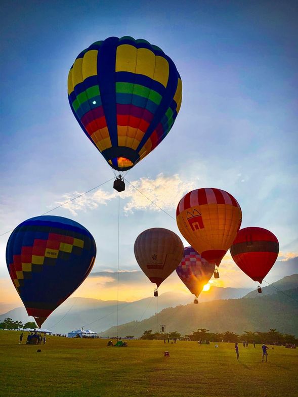 04:30-06:40 熱氣球嘉年華系列活動:鹿野高台觀賞熱氣球,今年主題吉伊卡哇 (可自費參加熱氣球繫留活動) 旅行社備有野餐墊,提供客人於草皮區域使用結束後收回