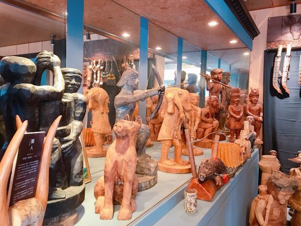 10:40-12:00 土坂撒巴里文化工藝室-木雕杯墊體驗,以排灣族的生活為靈感,透過人像、圖騰、桌椅和刀鞘等形式展現部落故事。