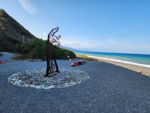 13:30-14:30 阿朗壹微古道海景及裝置藝術”海廢之手”,位於南田藝術作品”山海之間”
