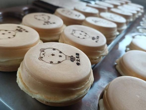 10:30-11:30 新元昌紅茶產業文化館體驗客家擂茶,並贈送每人2個紅豆餅,餅皮為紅烏龍製作,口味獨特美味,新元昌也是鹿野紅茶文化起源地,台東第一間的製茶工廠,現場聆聽店家對製茶廠及紅烏龍的介紹。