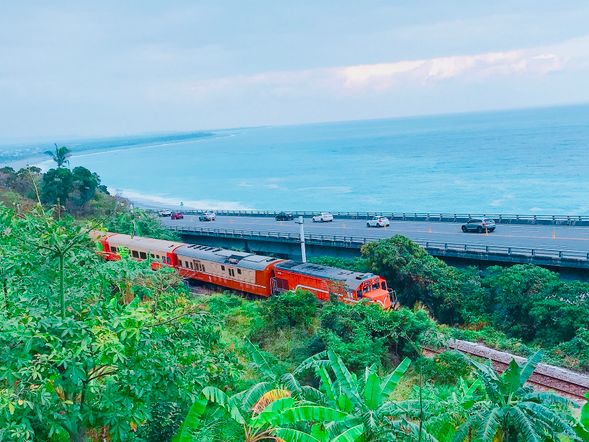 10:30-11:20 多良車站觀賞美麗鐵道海景及火車,還有最新打卡景點”最美海濱公車亭"