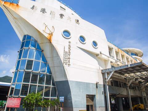 12:30-14:00 搭乘豪華客輪出發前往綠島
(贈送綠島機車租借一日,加滿油,雙人一輛,
或是贈送朝日溫泉門票,依照報名當下安排為主)